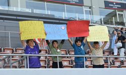 Öğrenci pankartları  tribünlere renk tattı