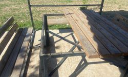 Sungurlu’da çöp kovası ve  kamelyalara zarar verdiler