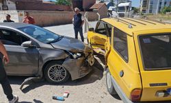 Çorum'da iki otomobil çarpıştı: 3 yaralı