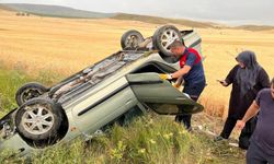 Yağmurun kayganlaştırdığı yolda otomobil takla attı: 3 yaralı