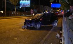 Demir korkuluklara çarpan  otomobildeki 2 kişi yaralandı