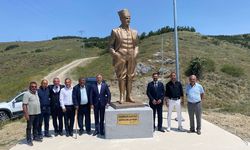Köy girişine dev  Atatürk Heykeli