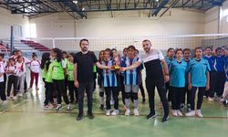 Alaca’da öğrenciler voleybolda kapıştı