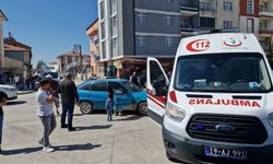 İki otomobil çarpıştı: 3 kişi yaralandı