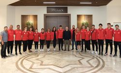 Özel milli yüzücülerden Başkan Aşgın’a ziyaret