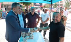 Başkan Dere aşure dağıttı