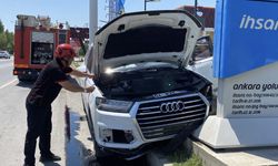 Kaza yapan otomobilden burnu kanamadan çıktılar