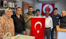 Erdoğan'ın çağrısı Çorum'da karşılık buldu, esnafa bayrak dağıttı