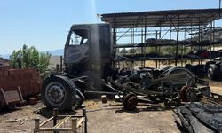 Trafo patladı: Oto geri dönüşüm atölyesi ve arı kovanları yandı