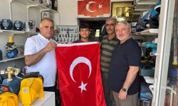 Aşgın ve Alar esnafa Türk Bayrağı dağıttı