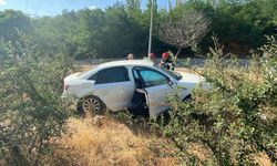 Yol kenarındaki bordür  taşlara çarptı: 2 yaralı