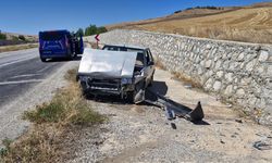 Otomobil duvara çarptı: 2 yaralı