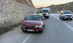 İstinat duvarına çarpan  otomobilin sürücüsü yaralandı