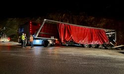 Şarampole devrilen  TIR ulaşımı aksattı