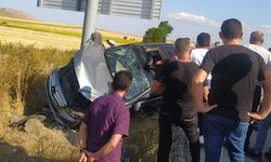 Otomobil yön  levhasına çarptı