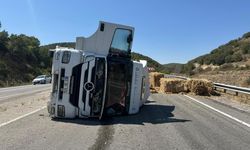 Çorum’da balya yüklü tır devrildi