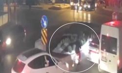 Kırmızı ışıkta geçen motosikletin kaza anı kamerada