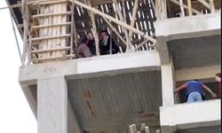 Çorum'da genç çatıya çıktı, polisler müdahale etti
