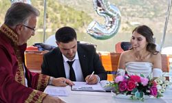 Çorum'da genç çiftin nikahı teknede kıyıldı