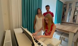 5 yaşından beri piyano çalıyor