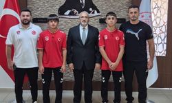 Çağlar, milli güreşçiler Koçak  ve Körpeş’i altınla ödüllendirdi