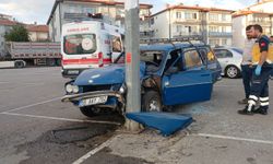 Otomobil aydınlatma direğine çarptı: 2 yaralı