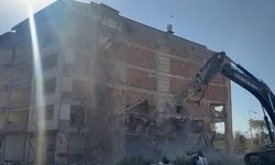 İş makinası, üzerine doğru yıkılan 6 katlı binanın altında kalmaktan saniyelerle kurtuldu