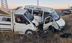 Çorum'da minibüs kamyonetle çarpıştı: 4 yaralı