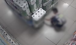 Bir çocuğun markette peçeteleri yakma anı  güvenlik kameralarınca kaydedildi