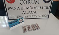 Polisin durdurduğu şahısların üzerinden  56 adet sentetik ecza hapı çıktı