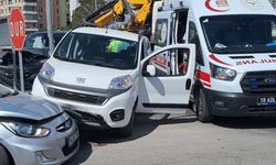 Çorum’da 3 araç kavşakta çarpıştı: 2 yaralı