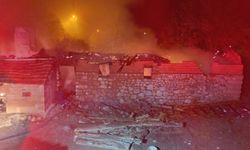 Yangında ahır ve depo kullanılamaz hale geldi