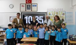 Öğrencilerin ilk ders heyecanına ortak oldu
