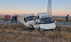 Minibüs kamyonetle çarpıştı: 4 yaralı