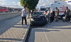 Hafif ticari araç ile otomobil çarpıştı: 3 yaralı