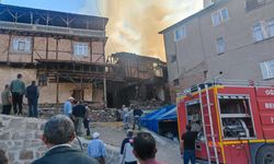 Çorum'da yangın: 1 kişi yaralandı, 3 ev kullanılamaz hale geldi