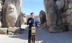 Son durağı Çorum oldu! Dedesinin icadı temassız müzik aletini tanıtmak için dünyayı geziyor...