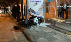 Otomobille çarpışan motosiklet  otobüs durağına daldı: 1 yaralı