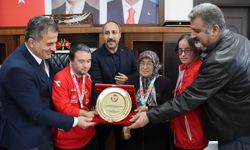 Down sendromlu sporcular iş sahibi oldu, ilk maaşlarıyla annelerini yemeğe çıkardı