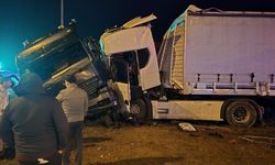 Komşuda feci kaza: 2 tır kavşakta çarpıştı