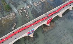 102 metrelik Türk bayrağı ile yürüdüler