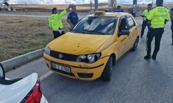 Ticari taksi ile üç tekerlekli  motosiklet çarpıştı: 1 yaralı