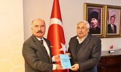 Erkoç’dan Vali Çalgan  ve Başkan Aşgın’a kitap