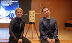 Dedesinin icadı temassız müzik  aletini tanıtmak için dünyayı geziyor