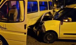 Minibüsle hafif ticari araç çarpıştı