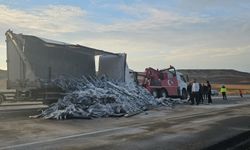 Çorum’da tekstil ürünü yüklü kamyon devrildi