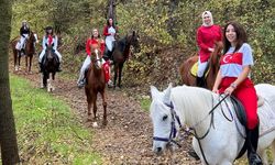 Cumhuriyet kadınları  gururla at üstünde…