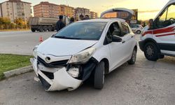 İki otomobil çarpıştı: 2 yaralı