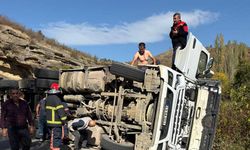 Çorum'da devrilen kamyonun sürücüsü yaralandı