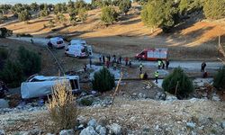 İşçi servisi devrildi: 5 ölü, 14 kişi yaralı